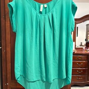 Short sleeve bright color longer in the back shell